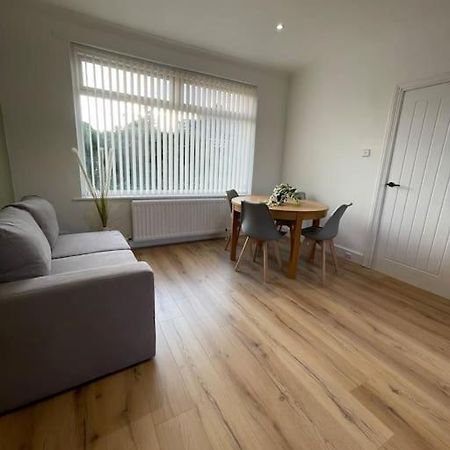 Whole House Modern Two Bedroom In Newcastle - Free Parking Exterior photo